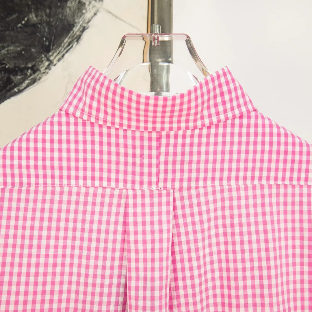 P280 zp version [exclusive supply] Ralph Lauren/Ralph Lauren 2025SS Evergreen Vintage style poplin casual color 0.5 grid long-sleeved casual shirt, 100% restoration of workmanship, embedded seam clean edge processing, upper back broken seam reorganization, better fit ✅ 100% cotton poplin cotton, smooth feel, pre-car wash treatment, yarn is tighter ✅ Custom dyed original pearlescent white buttons, size partition✅ There is a special shaped chiffon foil inside the collar door tube, which is not easy to deform and pull. ✅ RL refreshing plaid shirt is more naughty and colorful than the simpleness of the solid color shirt. It can be salty or sweet. Daily travel and travel. The production rate is very high. The style is customized. Color: Pink Blue Size: S M L XL Number: WW10966